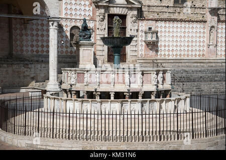 Statue of Pope Julius III by Vincenzo Danti and XIII-century Fontana Maggiore (monumental fountain) by Nicola Pisano, Giovanni Pisano and Fra Brevigna Stock Photo