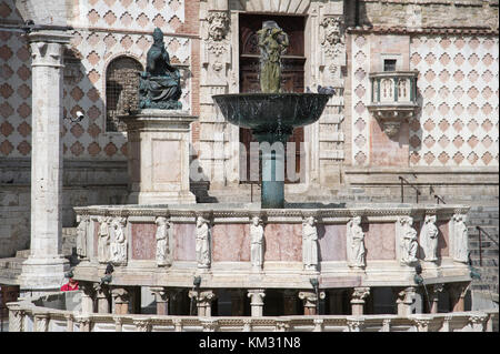 Statue of Pope Julius III by Vincenzo Danti and XIII-century Fontana Maggiore (monumental fountain) by Nicola Pisano, Giovanni Pisano and Fra Brevigna Stock Photo