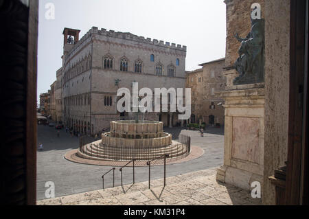 Romanesque XIII-century Fontana Maggiore (monumental fountain) by Nicola Pisano, Giovanni Pisano and Fra Brevignate and Gothic Palazzo dei Priori (Tow Stock Photo