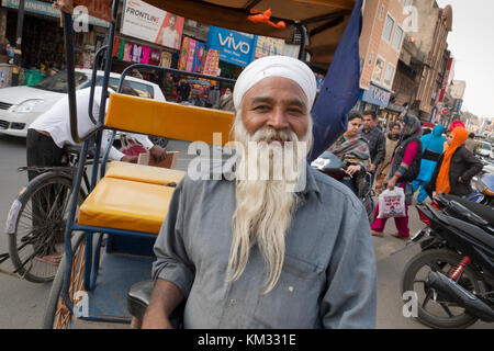 Portrait of Punjabi Sikh man with long white beard and turban in Amritsar, Punjab Stock Photo