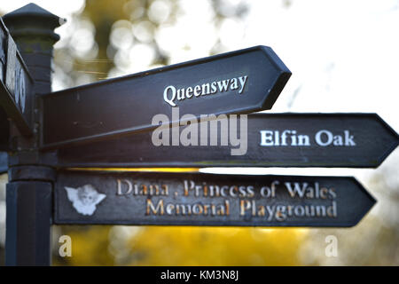 Sign post in Kensington Gardens, London, showing Elfin Oak, Queensway and the Princess Diana memorial playground Stock Photo