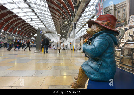 Paddington bear statue, Paddington Station, London Stock Photo