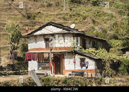 Situated directly on the often steep slope are many of the typical farmhouses in the Annapurna area. (04 December 2016) | usage worldwide Stock Photo