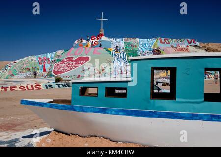 Boat parked in the middle of the Colorado Desert, at salvation Mountain, which is dedicated to God and love, created by Leonard Knight, in September 2017. | usage worldwide Stock Photo