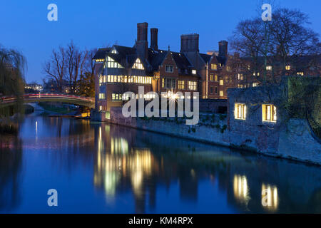 Reflections in the Cam, Trinity Hall, Jerwood Library, Cambridge University, Cambridge, UK Stock Photo