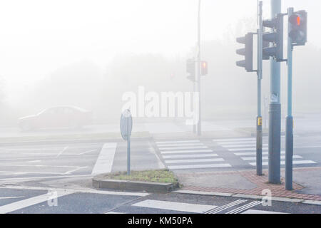 křižovatka se semafory v mlze, Barrandov, Praha, Česká republika / crossroad in heavy fog, Prague, Czech republic Stock Photo