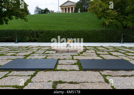 The graves of John F Kennedy and Jackie Kennedy at the President John F. Kennedy Gravesite, Arlington National Cemetery, Virginia, United States. Stock Photo