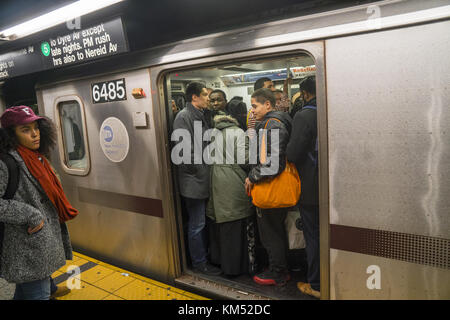 Doors closing on a crowded rush hour 6 train at 42nd Street, Grand Central  Station in Manhattan, NYC Stock Photo - Alamy