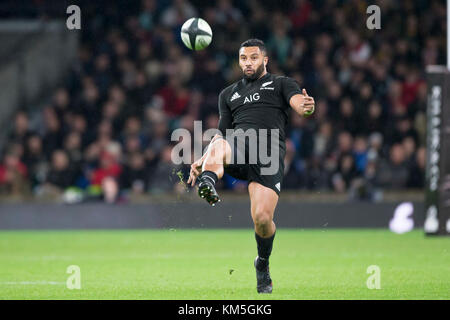 London, UK. 04th Nov, 2017. Lima Sopoaga (All Blacks, 22) taking a line-out during the Killik Cup rugby match between Barbarians FC and New Zealand in London, United Kingdom, 04 November 2017. Credit: Jürgen Keßler/dpa/Alamy Live News Stock Photo