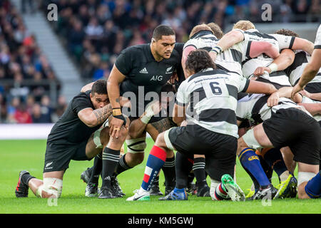 London, UK. 04th Nov, 2017. Attackers from both sides getting ready for a scrum during the Killik Cup rugby match between Barbarians FC and New Zealand in London, United Kingdom, 04 November 2017. In New Zealand's first row can be seen Ofa Tu'ungafasi (L, All Blacks, 3), while behind him Vaea Fifita (All Blacks, 6) kneels. Credit: Jürgen Keßler/dpa/Alamy Live News Stock Photo