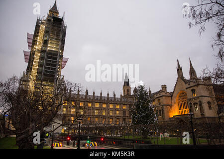 London, UK. 4th December, 2017. A traditional decorated Christmas tree stands in New Palace Yard in the Palace of Westminster. Credit: Mark Kerrison/Alamy Live News Stock Photo