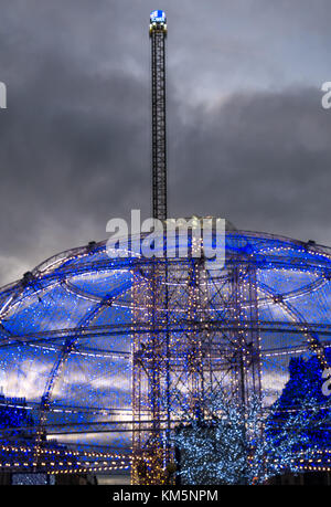 George Street, Edinburgh, Scotland, United Kingdom, 4th December 2017. Edinburgh Christmas lights and fairground ride, the terrifying Drop Tower. Stock Photo