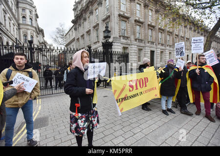 Downing Street, London, UK. 5th Dec, 2017. Catalonians protest outside Downing Street at the visit of the Spanish PM Mariano Rajoy. Credit: Matthew Chattle/Alamy Live News Stock Photo