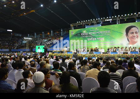 Kolkata, India, 5th December 2017. Unknown Muslim participants attend the annual function organised by The Minority Affairs and Madrasah Education Department, West Bengal and West Bengal Minorities Development & Finance Corporation at Netaji Indoor Stadium, Kolkata. Smt. Mamata Banerjee, Chief Minister of West Bengal addressed the gatherings. Credit: Rupa Ghosh/Alamy Live News. Stock Photo