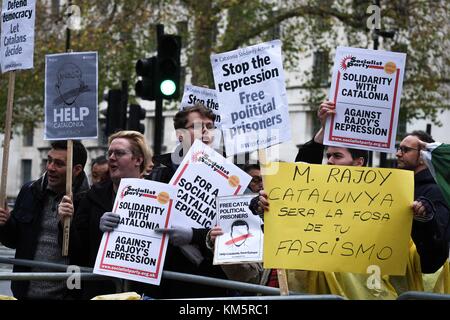 London, UK. 05th Dec, 2017. London 5th December 2017.Pro Catalan independence protesters gather outside Dowing Street as Prime Minister Theresa May holds talks with Spanish Prime Minister Mariano Rajoy : Credit: claire doherty/Alamy Live News Stock Photo