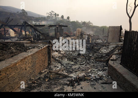 Santa Paula, California, USA. 5th Dec, 2017. Burned homes are see near downtown Ventura as the Thomas Fire burns on Tuesday. Credit: Troy Harvey/ZUMA Wire/Alamy Live News Stock Photo