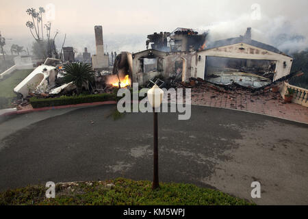 Santa Paula, California, USA. 5th Dec, 2017. Burned homes are see near downtown Ventura as the Thomas Fire burns on Tuesday. Credit: Troy Harvey/ZUMA Wire/Alamy Live News Stock Photo