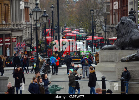 London, UK. 05th Dec, 2017. Heavy traffic congestion as London gears up for Christmas in the first week of December. Credit: JOHNNY ARMSTEAD/Alamy Live News Stock Photo