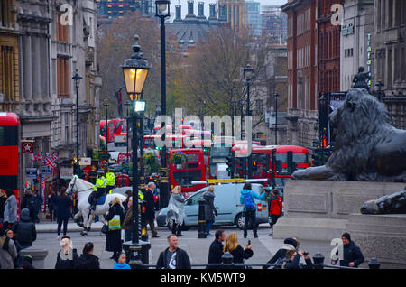 London, UK. 05th Dec, 2017. Heavy traffic congestion as London gears up for Christmas in the first week of December. Credit: JOHNNY ARMSTEAD/Alamy Live News Stock Photo