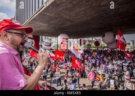 December 5, 2017 - SÃ¢O Paulo, SÃ£o Paulo, Brazil - SAO PAULO SP, SP 05/12/2017 PROTEST AGAINST PENSION REFORM: Protesters protest against PEC 181 and against the pension reform proposed by President Michel Temer on Avenida Paulista in SÃ£o Paulo this afternoon (5) Credit: Cris Faga/ZUMA Wire/Alamy Live News Stock Photo