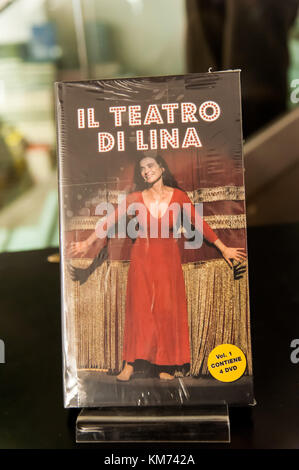 Naples, Italy. 28th Nov, 2017. Lina Sastri presents the casket in dvd Lina Sastri's famous Italian theater actress presents her dvd casket with four of her theatrical works and the book of poems 'Thoughts all of a sudden at Feltrinelli in Naples Credit: Sonia Brandolone/Pacific Press/Alamy Live News Stock Photo