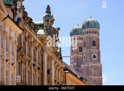 Fassaden in Kardinal-Faulhaber-Straße, Frauenkirche, Dom, Altstadt, München, Oberbayern, Bayern, Deutschland Stock Photo