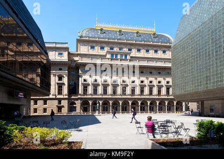 Narodni divadlo (1883) a Nová scéna (1983), Stare Mesto (UNESCO), Praha, Ceska Republika / National theater and New scene, Old Town (UNESCO), Prague,  Stock Photo