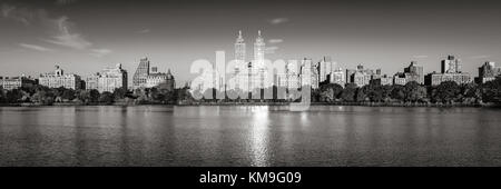 Sunrise on the Upper West Side with view of the Central Park Reservoir in Black & White (panoramic). Manhattan, New York City Stock Photo