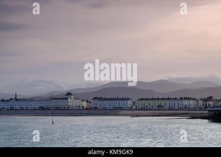 Llandudno sea front and promenade, with the mountains of Snowdonia in the distance Stock Photo