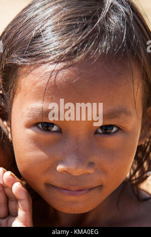 Direct eye contact from a young girl, Phumi Kouk Pouth on Tonlé Sap Lake, Puok, Siem Reap, Cambodia Stock Photo