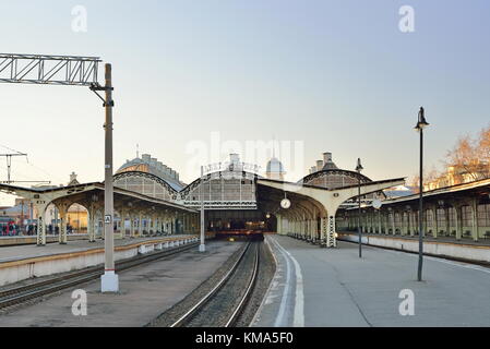 ST.PETERSBURG, RUSSIA - MARCH 24, 2017: General view from the platform at the Vitebsky railway station in the evening Stock Photo