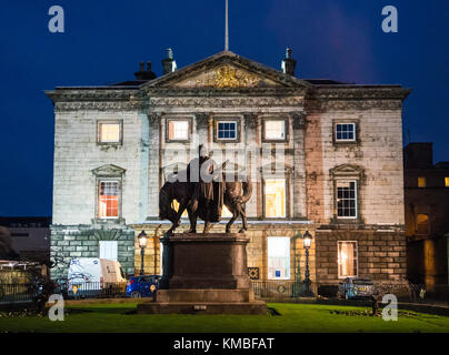 Exterior night view of Royal Bank of Scotland headquarters in St Andrews Square Edinburgh, Scotland, United Kingdom Stock Photo