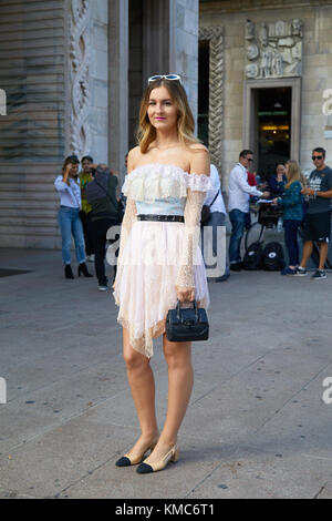 Mailand - 23. September: Frau mit Louis Vuitton Tasche mit schwarzer Jacke  und graue Hosen vor Gabriele colangelo fashion show, Mailand fashion week  stre Stockfotografie - Alamy