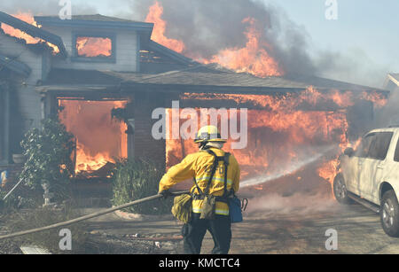 Sylmar, California, USA. 5th Dec, 2017. Firefighters battle an early-morning major alarm brush fire that broke out in the Kagel Canyon area above Sylmar Tuesday. The Creek fire has charred about 11,000 acres, burning structures and prompting mandatory evacuations. Credit: Gene Blevins/ZUMA Wire/Alamy Live News Stock Photo