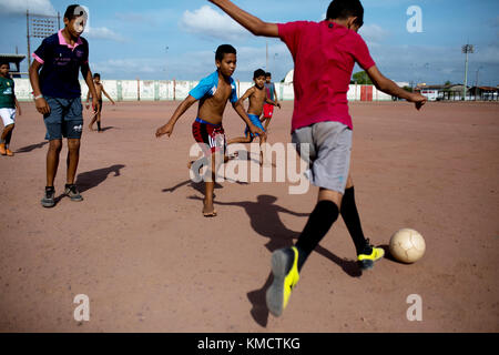 Macapa, Brazil. 17th Nov, 2017. Children play football on a field directly behind the equator in Macapa, Brazil, 17 November 2017. Measurements show that the equator draws through the Zerao soccer stadium without touching the centre line. Credit: Autumn Sonnichsen/dpa/Alamy Live News Stock Photo