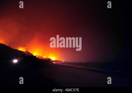 Ventura, California, USA. 5th Dec, 2017. The Thomas Fire reaches the Pacific Ocean. Credit: Neal Waters/ZUMA Wire/Alamy Live News Stock Photo