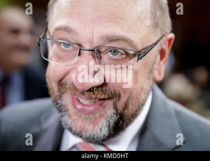 Berlin, Germany. 6th Dec, 2017. The chairman of the Social Democratic Party of Germany (SPD), Martin Schulz, arrives for the International conference of the Party of European Socialists at the Willy Brandt House in Berlin, Germany, 6 December 2017. Credit: Kay Nietfeld/dpa/Alamy Live News Stock Photo