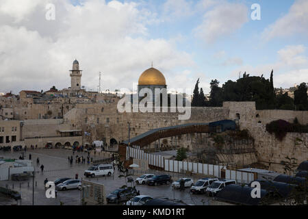 Jerusalem, . 06th Dec, 2017. A general view of the Western Wall backdropped by the golden roof of the Dome of the Rock in the in the Al-Aqsa mosque compound in the Old City of Jerusalem. US President Donald Trump will announce on Wednesday that the United States recognizes Jerusalem as the capital of Israel, upending decades of US foreign policy in a move that is likely to spark violence and instability in the region. Credit: Oren Ziv/dpa/Alamy Live News Stock Photo
