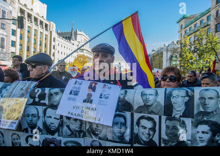 Madrid, Spain. 06th Dec, 2017. Madrid 6 december 2017 left wing republican spanish demonstrators against the king of Spain Credit: Alberto Sibaja Ramírez/Alamy Live News Stock Photo