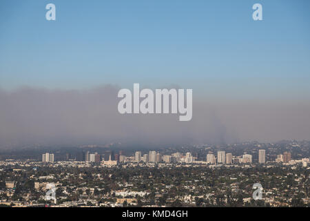 Los Angeles, USA. 06th Dec, 2017. Smoke from the Skirball Fire billows out from the Sepulveda pass in Los Angeles Wednesday morning. Credit: Brent Durand/Alamy Live News Stock Photo