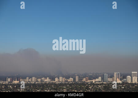 Los Angeles, USA. 06th Dec, 2017. Smoke from the Skirball Fire billows out from the Sepulveda pass in Los Angeles Wednesday morning. Credit: Brent Durand/Alamy Live News Stock Photo