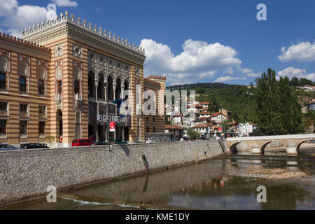 SARAJEVO, BOSNIA-HERZEGOVINA - AUGUST 18 2017: Sarajevo City hall and the riverbank of Miliajka river in Sarajevo Stock Photo