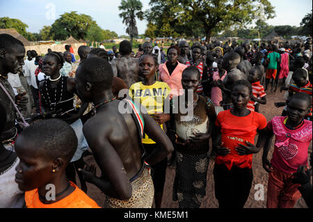 SOUTH SUDAN, Lakes State, village Mapourdit, Dinka celebrate harvest festival with dances, woman with Obama T-shirt / SUED-SUDAN  Bahr el Ghazal region , Lakes State, Dorf Mapourdit , Dinka feiern ein Erntedankfest mit traditionellen Taenzen Stock Photo