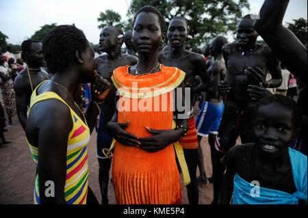 SOUTH SUDAN, Lakes State, village Mapourdit, Dinka celebrate harvest festival with dances / SUED-SUDAN  Bahr el Ghazal region , Lakes State, Dorf Mapourdit , Dinka feiern ein Erntedankfest mit traditionellen Taenzen Stock Photo