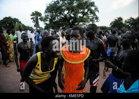 SOUTH SUDAN, Lakes State, village Mapourdit, Dinka celebrate harvest festival with dances / SUED-SUDAN  Bahr el Ghazal region , Lakes State, Dorf Mapourdit , Dinka feiern ein Erntedankfest mit traditionellen Taenzen Stock Photo