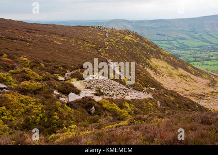 The perimeter path on the southern edge of Kinder Scout in the Peak District National Park Stock Photo