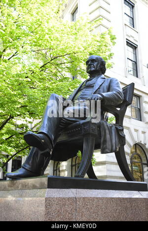 Statue of George Peabody, Royal Exchange, Cornhill, City of London, UK George Peabody  (1795 to 1869) was an entrepreneur and philanthropist who found Stock Photo