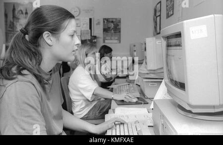 Female inmates learning computer skills in education room at HMP Winchester prison, Winchester, Hampshire, United Kingdom. 10 May 2001. Stock Photo