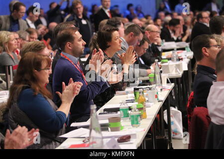 Berlin, Germany. 07th Dec, 2017. Federal party convention of the SPD from 7 to 9 December in Berlin. The comrades discuss the reorganization of the party. On December 7, among other things, the election of the SPD party chairman, deputy chairman, election of the Secretary-General and the election of the treasurer will be carried out. Credit: Simone Kuhlmey/Pacific Press/Alamy Live News Stock Photo