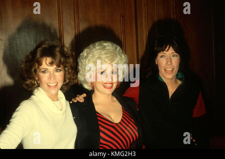 LOS ANGELES, CA - DECEMBER 11: (L-R) Actress Jane Fonda, singer Dolly Parton and comedian/actress Lily Tomlin attend the 9 to 5 press conference at the Century Plaza Hotel in Los Angeles, California on December 11, 1980. Photo by Barry King/Alamy Stock Photo